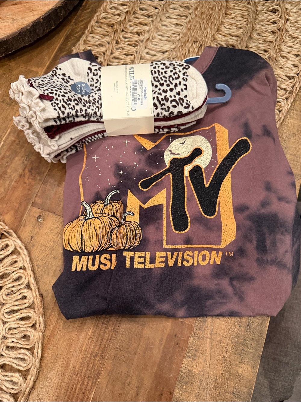 MTV Pumpkin Logo t shirt xl in Black & Brown and 6pk socks nwt 2 pc bundle